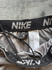(ЗАБЕЛЕЖКА) (L) Nike Swoosh Dri Fit мъжки шорти (липсващ конец с шев)